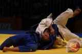 Judoka Indonesia Iksan Apriyadi (kanan) membanting judoka Vietnam Tan Cong Nguyen (kiri) dalam final judo -73 Kg putra SEA Games XXIX Kuala Lumpur di KLCC, Kuala Lumpur, Malaysia, Sabtu (26/8). Iksan Apriyadi keluar sebagai juara dan menyabet medali emas setelah mengalahkan judoka Vietnam Tan Cong Nguyen. ANTARA FOTO/Sigid Kurniawan/ama/17.