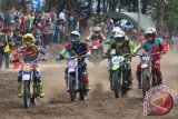 Para kroser memacu motor pada Kejuaraan Grasstrack Guda Trail Adventure 2017 di Sirkuit Permanen Kubang GTA Lampuuk, Aceh Besar, Aceh, Sabtu (26/8/2017). Kejuaraan tersebut mempertandingkan berbagai kelas bergengsi yang diikuti 93 peserta se-Aceh. (ANTARA FOTO/Syifa Yulinnas)