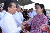 Bupati Batanghari H Syahirsyah tengah menerima penghargaan dan Piala 40 Top Inovation Layanan Publik dari Menko Pembangunan Manusia dan Kabudayaan Puan Maharani pada ajang Pekan Kerja Nyata Revolusi Mental di Solo.  