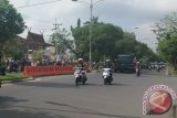 Belokan jalan di depan Kampus Universitas Lambung Mangkurat Jalan Brigjen Hasan Basri sejak beberapa hari terakhir ditutup oleh Dinas Perhubungan Kota Banjarmasin dikarenakan seringnya terjadi kemacetan terutama di depan Gedung Sultan Suriansyah dan Taman Budaya Provinsi Kalimantan Selatan.(Foto Antaranews Kalsel/Fariza/Hafizh/Rizal)