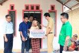 Bupati Tanah Laut, Kalimantan Selatan H. Bambang Alamsyah menghadiri  bedah rumah Forum Tala CSR, di Desa Kait-Kait, Kecamatan Bati-Bati, Senin (28/8). Foto:Antaranews Kalsel/Arianto/G.