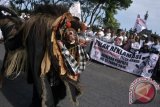 Pengunjuk rasa menarikan tari Barong Bangkung saat mengikuti aksi parade budaya menolak rencana reklamasi Teluk Benoa di depan Kantor Gubernur Bali, Denpasar, Rabu (30/8). Aksi parade budaya tersebut dilakukan warga untuk menolak rencana reklamasi Teluk Benoa dan menuntut pemerintah segera membatalkan Peraturan Presiden No 51/2014. ANTARA FOTO/Fikri Yusuf/adt/17.