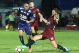 Pesepakbola Arema FC, Juan Pablo Pino (kiri) berusaha melewati hadangan pesepakbola PSM Makasar, Stevan Renaud Anthony Paulle (kanan) dalam pertandingan Liga I GOJEK-Traveloka di Stadion Kanjuruhan, Malang, Jawa Timur, Rabu (30/8). Di akhir babak pertama, PSM Makasar unggul atas Arerma dengan skor 3-0. Antara Jatim/Ari Bowo Sucipto/zk/17.