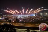 Pesta kembang api saat penutupan SEA Games XXIX Kuala Lumpur di Stadion Bukit Jalil, Kuala Lumpur, Malaysia, Rabu (30/8). Pesta olahraga negara-negara di Asia Tenggara tersebut resmi ditutup dan SEA Games selanjutnya bakal digelar di Filipina pada 2019. (FOTO ANTARA)