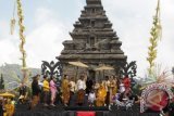 Sesepuh adat memotong rambut gembel seorang anak saat dilangsungkan ritual potong rambut gembel rangkaian dari kegiatan Dieng Culture Festival VIII di Komplek Candi Arjuna, Kawasan Dataran Tinggi Dieng, Batur, Banjarnegara, Jawa Tengah, Minggu (6/8). Sembilan anak mengikuti ritual pemotongan rambut gembel yang juga merupakan puncak acara Dieng Culture Festival 2017. ANTARA FOTO/David Muharmansyah/wdy/17.