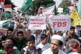 Warga NU Kabupaten Banyumas melakukan unjuk rasa menolak penerapan program Lima Hari Sekolah atau Full Day School (FDS), di Alun-alun Purwokerto, Banyumas, Jawa Tengah, Senin (7/8). Pengurus Cabang NU Kabupaten Banyumas menyatakan penolakan terhadap program Lima Hari Sekolah, karena dianggap merugikan lebih dari 70 ribu Madrasah Diniyah, dan Taman Pendidikan Alquran (TPQ), yang jumlah muridnya berkurang. Antara Foto/Idhad Zakaria/i018/2017.