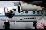 Sejumlah personel Tim SAR Gabungan bersiap melakukan operasi udara guna mencari kapal nelayan KM Yora 03 di Laut Seram Bagian Barat dan Pulau Buru, Maluku, Kamis (31/8). Operasi pencarian dilakukan dengan menggunakan pesawat Twin Otter DHC-6 PK-BRT milik Badan Keamanan Laut (Bakamla) yang dipiloti Pilot Edi Irawan dan kopilot Septinus Buyang itu guna mencari KM Yora 03 yang hilang kontak sejak Sabtu (26/8), yang membawa 15 nelayan asal Ambon. ANTARAFOTO/izaac mulyawan/aww/17.