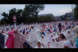 Ribuan umat muslim melaksanakan Salat Iduladha 1438 Hijriyah di depan Taman Alun-alun Kapuas Pontianak pada Jumat (9/1). (Foto Antara Kalbar/Andilala)