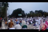 Ribuan umat muslim melaksanakan Salat Iduladha 1438 Hijriyah di depan Taman Alun-alun Kapuas Pontianak pada Jumat (9/1). (Foto Antara Kalbar/Andilala)