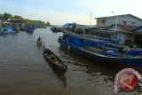 Sejumlah warga menaiki perahu motor saat melintasi Pelabuhan Sungai Kakap di Kabupaten Kubu Raya, Kalbar, Jumat (1/9). Alat transportasi air berupa perahu motor tersebut, menjadi pilihan bagi warga untuk berpergian antar kecamatan karena biayanya yang sangat terjangkau yaitu sebesar Rp2000 per orang. FOTO/Hs Putra Pasaribu/jhw/17