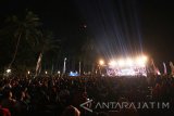 Ribuan penonton menyaksikan gelaran Beach Jazz Festival di Pantai Cacalan, Banyuwangi, Jawa Timur, Sabtu (2/9)malam. Pada gelaran Jazz Pantai itu, grup band Syaharani and Queenfireworks juga mengkolaborasikan musik tradisional kuntulan dengan musik jazz. Antara Jatim/Budi Candra Setya/zk/17.