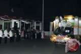 Bupati Barito Kuala H. Hasanuddin Murad melepas peserta Lomba Pawai Mobil Hias Takbiran, di halaman kantor Bupati setempat, Kamis (31/9) malam. Foto:Antaranews Kalsel/Arianto/G.