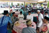 Usai melaksanakan Shalat Idul Adha di Masjid Agung Al-Anwar Marabahan,  Bupati Barito Kuala H. Hasanuddin Murad dan isteri Hj. Noormiliyani beserta Wakil Bupati H. Mamun Kaderi dan isteri Hj. Fauliah serta Sekdakab H. Supriyono dan istri Hj. Sri Wahyuningsih sibuk pada pelaksanaan open house di kediaman, Jumat (1/9). Foto:Antaranews Kalsel/Arianto/G.