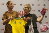 Presiden Direktur Danone Aqua Corine Tap (kiri) berbincang dengan Country Manager Production H&M Indonesia Jessica Vilhelmsson (kanan) seusai penandatanganan naskah kerjasama pengolahan sampah plastik di Legian, Kuta, Bali, Senin (4/9). Kerja sama dalam proyek 'Bottle2Fashion' tersebut untuk mengolah sampah plastik menjadi produk pakaian sebagai bentuk dukungan terhadap program pemerintah dalam pengurangan pencemaran sampah plastik. Antara Bali/Nyoman Budhiana/nym/2017.