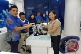 Vice President XL Axiata West Region, Francky Rinaldo Pakpahan (kiri) memberikan bingkisan kepada pelanggan, saat memperingati Hari Pelanggan Nasional, di Medan, Sumatera Utara, Senin (4/9). Melalui Hari Pelanggan Nasional 2017, XL Axiata berharap mampu memberikan pelayanan terbaik kepada para pelanggan di seluruh Indonesia. ANTARA SUMUT/HO/17