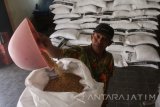 Pengrajin menimbang kedelai impor sebagai bahan baku tempe di sentra industri tempe Sana, Malang, Jawa Timur, Senin (4/9). Pemerintah berupaya mengejar swasembada kedelai pada tahun 2020 untuk memenuhi kebutuhan kedelai nasional yang mencapai 2,7 juta ton setiap tahunnya. Antara Jatim/Ari Bowo Sucipto/zk/17.