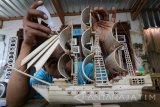 Winarso menyelesaikan pembuatan miniatur perahu layar di Desa Tulungrejo, Kediri, Jawa Timur, Selasa (5/9). Perajin miniatur berbagai bentuk seharga Rp300.000 hingga Rp1.000.000 per unit yang dipasarkan secara daring tersebut kewalahan memenuhi banyaknya pesanan dari daerah Bali. Antara Jatim/Prasetia Fauzani/zk/17