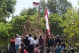 Sejumlah orang memasang gembok pada karya seni instalasi berbentuk gembok saat peluncuran Monumen Gembok Kejujuran di Mejayan, Kabupaten Madiun, Jawa Timur, Selasa (5/9). Monumen Gembok Kejujuran yang digagas Jaringan Pekerja Budaya Indonesia tersebut dimaksudkan sebagai gerakan anti korupsi. Antara Jatim/Siswowidodo/zk/17