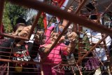 Sejumlah orang memasang gembok pada karya seni instalasi berbentuk gembok saat peluncuran Monumen Gembok Kejujuran di Mejayan, Kabupaten Madiun, Jawa Timur, Selasa (5/9). Monumen Gembok Kejujuran yang digagas Jaringan Pekerja Budaya Indonesia tersebut dimaksudkan sebagai gerakan anti korupsi. Antara Jatim/Siswowidodo/zk/17