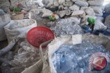 Sejumlah pekerja memilah sampah botol air mineral di bisnis unit daur ulang kawasan Kertalangu, Denpasar, Bali, Selasa (5/9). Dua unit bisnis daur ulang yang diprakarsai perusahaan Aqua di Bali saat ini mampu menghasilkan cacahan plastik bekas botol air mineral sekitar 6.000 ton per tahun untuk dijadikan bahan baku kain sintetis dalam upaya pengurangan pencemaran sampah plastik. Antara Bali/Nyoman Budhiana/nym/2017.