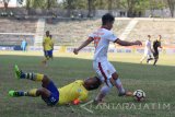 Pesepak bola Persegres Gresik United Jusmadi (kiri) terjatuh ketika berebut bola dengan pesepak bola Pusamania Borneo FC Wahyudi Setiawan Hamisi (kanan) dalam lanjutan Gojek Traveloka Liga 1 di Stadion Petrokimia Gresik, Jawa Timur, Senin (4/9). Persegres Gresik United kalah dari Pusamania Borneo FC dengan skor 0-1. Antara Jatim/M Risyal Hidayat/zk/17