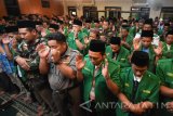 Sejumlah Nahdliyin melaksanakan salat gaib dan tahlil di Kantor Pengurus Wilayah Nahdlatul Ulama (PWNU) Jawa Timur, Surabaya, Senin (4/9). Salat gaib dan tahlil tersebut untuk mendoakan warga muslim Rohingya yang mendapatkan tindak kekerasan dari militer Myanmar. Antara Jatim/M Risyal Hidayat/zk/17