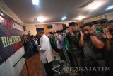 Sejumlah Nahdliyin melaksanakan salat gaib dan tahlil di Kantor Pengurus Wilayah Nahdlatul Ulama (PWNU) Jawa Timur, Surabaya, Senin (4/9). Salat gaib dan tahlil tersebut untuk mendoakan warga muslim Rohingya yang mendapatkan tindak kekerasan dari militer Myanmar. Antara Jatim/M Risyal Hidayat/zk/17