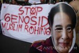 Anggota Himpunan Mahasiswa Islam (HMI) mengenakan topeng tokoh Myanmar Aung San Suu Kyi saat aksi teaterikal sebagai bentuk solidaritas bagi umat muslim Rohingya di depan Gedung DPRD Malang, Jawa Timur, Senin (4/9). Mereka menuntut pemerintah lebih tegas dalam bersikap dengan mendesak Myanmar keluar dari ASEAN karena krisis kemanusiaan Rohingya sudah berulangkali terjadi. Antara Jatim/Ari Bowo Sucipto/zk/17.