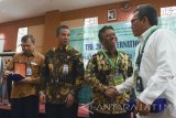 Deputi Kepala BPPT Bidang Teknologi Industri Rancang Bangun dan Rekayasa Wahyu Widodo Pandoe (kedua kiri) berbincang dengan Direktur Pengembangan Teknologi Industri Kemenristek Dikti Hotmatua Daulay (kiri), Tenaga Ahli Biro Hukum Kementerian ESDM Yusuf Didi Setiarto  (kedua kanan) dan  Asisten Deputi Industri Penunjang Infrastruktur Kemenko Kemaritiman Firdausi Manti (kanan) saat Simposium Internasional Kemaritiman oleh BPPT di Surabaya, Jawa Timur, Selasa (5/9). Kegiatan tersebut bertujuan untuk mendukung arah dan kebijakan pemerintah di bidang kemaritiman dan pengelolaan sumber daya alam kelautan serta mempertkuat jaringan dan kerjasama di bidang industri maritim. Antara Jatim/Zabur Karuru/zk/17