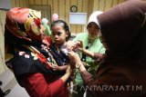 Seorang dokter anak memberikan suntikan imunisasi Measleas Rubela (MR) pada pasien di Rumah Sakit Husada Utama, Surabaya, Jawa Timur, Rabu (6/9). Imunisasi untuk anak usia sembilan bulan hingga 15 tahun mencegah penularan campak dan rubella tersebut membantu program pemerintah yang telah berjalan. Antara Jatim/M Risyal Hidayat/zk/17