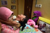 Seorang anak berteriak ketika diberi suntikan imunisasi Measleas Rubela (MR) pada pasien di Rumah Sakit Husada Utama, Surabaya, Jawa Timur, Rabu (6/9). Imunisasi untuk anak usia sembilan bulan hingga 15 tahun mencegah penularan campak dan rubella tersebut membantu program pemerintah yang telah berjalan. Antara Jatim/M Risyal Hidayat/zk/17