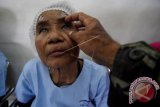 Petugas medis Kodim 0601/Pandeglang memeriksa pasein penderita katarak saat acara Baksos HUT ke-72 TNI di RSUD Banten, di Serang, Rabu (6/9). Sebanyak dua ribu pasien penderita katarak lanjut usia mengikuti pemeriksaan mata dan operasi katarak secara gratis hingga tanggal 11 September 2017 yang dikoordinir Makodam III Siliwang. ANTARA FOTO/Asep Fathulrahman/pras/17.