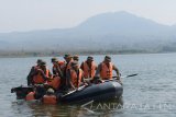 Personel Brimob Polda Jatim melakukan simulasi menolong korban tenggelam saat mengikuti latihan Search And Rescue (SAR) air di Waduk Widas, Saradan, Kabupaten Madiun, Jawa Timur, Rabu (6/9). Sebanyak 370 personel Brimob Polda Jatim mengikuti latihan SAR darat, SAR Air, pemadaman rumah serta latihan pemadaman kebakaran hutan dan lahan guna meningkatkan kemampuan personel Brimob. Antara Jatim/Siswowidodo/zk/17