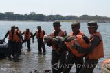 Personel Brimob Polda Jatim melakukan simulasi menolong korban tenggelam saat mengikuti latihan Search And Rescue (SAR) air di Waduk Widas, Saradan, Kabupaten Madiun, Jawa Timur, Rabu (6/9). Sebanyak 370 personel Brimob Polda Jatim mengikuti latihan SAR darat, SAR Air, pemadaman rumah serta latihan pemadaman kebakaran hutan dan lahan guna meningkatkan kemampuan personel Brimob. Antara Jatim/Siswowidodo/zk/17