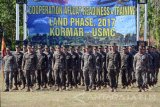 Sejumlah prajurit Korps Marinir TNI AL dan Marinir Amerika (USMC) saat mengikuti upacara pembukaan latihan bersama di Pusat Latihan Pertempuran Korps Marinir Baluran, Situbondo, Jatim, Kamis (7/9). Kegiatan tersebut dalam rangka Latihan Bersama Cooperation Afloat Readiness and Training (CARAT) 2017 yang akan berlangsung hingga 12 September 2017 dengan tujuan meningkatkan profesionalisme prajurit Marinir kedua negara.Antara Jatim/Serka Mar Kuwadi/zk/17