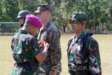 Perwira Pelaksana Latihan Letkol Mar Prasetyo Pinandito (kiri) menyematkan tanda peserta latihan saat upacara pembukaan latihan bersama Marinir Indonesia – Amerika  di  Pusat Latihan Pertempuran Korps Marinir Baluran, Karangtekok, Situbondo, Jatim, Kamis (7/9). Latihan Bersama dengan sandi Cooperation Afloat Readiness and Training (CARAT) 2017 yang akan berlangsung hingga 12 September 2017 dengan tujuan meningkatkan profesionalisme prajurit Marinir kedua negara.Antara Jatim/Serka Mar Kuwadi/zk/17