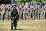 Sejumlah prajurit Korps Marinir TNI AL dan Marinir Amerika (USMC) saat mengikuti upacara pembukaan latihan bersama di Pusat Latihan Pertempuran Korps Marinir Baluran, Situbondo, Jatim, Kamis (7/9). Kegiatan tersebut dalam rangka Latihan Bersama Cooperation Afloat Readiness and Training (CARAT) 2017 yang akan berlangsung hingga 12 September 2017 dengan tujuan meningkatkan profesionalisme prajurit Marinir kedua negara. Antara Jatim/Serka Mar Kuwadi/zk/17