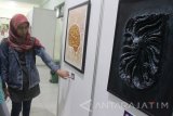 Pengunjung melihat lukisan yang dipajang dalam Pameran Senirupa di Gedung Seni UM, Malang, Jawa Timur, Kamis (7/9). Pameran bertajuk 'Padu Keberagaman' tersebut menampilkan sekitar 30 karya perupa muda sebagai bentuk keprihatinan atas sikap toleransi kebhinekaan yang dinilai makin luntur. Antara Jatim/Ari Bowo Sucipto/zk/17.