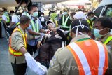 Petugas medis mengevakuasi seorang haji yang sakit saat tiba di tanah air di Bandara Internasional Juanda Surabaya di Sidoarjo, Jawa Timur, Kamis (7/9). Panitia Penyelenggara Ibadah Haji (PPIH) Kantor Wilayah Kementerian Agama Jawa Timur menyiapkan alat pengukur suhu (thermo scanner) bagi jamaah haji yang sakit untuk memastikan kondisi kesehatan. Antara Jatim/Umarul Faruq/zk//17