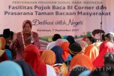 Wali Kota Surabaya Tri Rismaharini memberikan sambutan pada acara penyerahan program sosial Bank Indonesia berupa fasilitas pojok baca Bank Indonesia (BI) Corner dan prasarana Taman Bacaan Masyarakat di kawasan Dupak Bandarejo, Surabaya, Jawa Timur, Kamis (7/9). Pemberian fasilitas tersebut merupakan bagian dari program sosial Bank Indonesia dalam upaya  mencerdaskan masyarakat. Antara Jatim/Didik Suhartono/zk/17