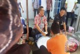 Bupati Balangan, H Ansharuddin, bersama Ketua DPRD Balangan, H Abdul Hadi, turut membudayakan kearifan lokal, mengambil tanggung jawab sebagai warga setempat, tempat dilaksanakan resepsi pernikahan. Budaya gotong royong tersebut dilaksanakan di Komplek  Citra Permai RT VII, Kelurahan Paringin Timur, Kamis (7/9) pada resepsi pernikahan warga. Foto; (Antaranews Kalsel/Roly Supriadi).
