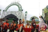 Bupati Balangan, H Ansharuddin, memukul bedug, tanda dimulainya gelaran MTQ Nasional ke XI tingkat Kabupaten Balangan, di Desa Mungkur Uyam, Kecamatan Juai, selama tiga hari, Kamis (7/9) hingga Sabtu (9/9) malam. Didampingi oleh Wakil Bupati Balangan, H Syaifullah, Ketua DPRD H Abdul Hadi, Dandim 1001/Amt-Balangan Letkol Inv Aria Sagita Saleh, dan Wakapolres Balangan Kompol Reinaldo. Foto; (Antaranews Kalsel/Roly Supriadi).