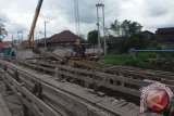 Alat berat membongkar kontruksi jembatan kayu ulin di Jalan Simpang Belitung, Banjarmasin Utara, Rabu (06/0). Di Kota Banjarmasin sekarang ini sudah mulai jarang terlihat jembatan berbahan kayu ulin karena pemerintah sudah menggantinya dengan kontruksi beton.(Foto Antaranews Kalsel/Hafiz, Reza/Rizal/f)