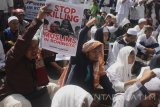 Anggota Laskar Gamal (Gerakan Aswaja Malang) membawa poster saat berunjukrasa di depan Balaikota Malang, Jawa Timur, Jumat (8/9). Aksi tersebut juga diwarnai dengan penggalangan dana bagi umat muslim Rohingya. Antara Jatim/Ari Bowo Sucipto/zk/17.