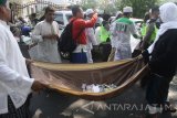 Anggota Laskar Gamal (Gerakan Aswaja Malang) mengumpulkan bantuan untuk umat Muslim Rohingya di Myanmar saat berunjukrasa di depan Balaikota Malang, Jawa Timur, Jumat (8/9). Mereka berharap umat muslim Rohingya dapat bertahan dan melewati krisis tersebut. Antara Jatim/Ari Bowo Sucipto/zk/17.