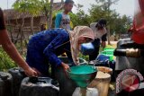Sejumlah warga mengantre untuk mendapat giliran pembagian air bersih dari petugas BPBD (Badan Penanggulangan Bencana Daerah) Kota Serang di Kampung Manggorong, Kasemen, Serang, Banten, Kamis (7/9). Pihak BPBD Banten mencatat saat ini setidaknya ratusan warga di 64 Desa di empat Kabupten/Kota di Banten mengalami krisis air bersih akibat kekeringan. ANTARA FOTO/Weli Ayu Rejeki/pras/17
