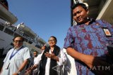 Menteri Pemberdayaan Perempuan dan Perlindungan Anak (PPPA) Yohana Yembise (tengah) turun dari Kapal Motor (KM) Umsini yang sandar di Dermaga Jamrud Utara, Pelabuhan Tanjung Perak, Surabaya, Jawa Timur, Kamis (7/9). Menteri  PPPA Yohana Yembise tiba di pelabuhan itu setelah menghadiri seminar nasional  bertema Kesetaraan dan Keadilan Pekerja Perempuan di Sektor Trasnportasi dalam Rangka Meningkatkan Pemberdayaan Perempuan Pekerja Transportasi Indonesia di Bidang Ekonomi, yang digelar di KM Umsini dalam perjalanan dari Jakarta ke Surabaya pada 6-7 September 2017. Antara JatimDidik Suhartono/zk/17