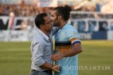 Pelatih baru Persela Lamongan Aji Santoso (kiri) memeluk Jose Mauela Barbosa Alves (kanan) usai pertandingan Gojek Traveloka Liga 1 melawan Perseru Serui di Stadion Surajaya Lamongan, Jawa Timur, Jumat (8/9). Aji Santoso menggantikan pelatih sebelumnya Heri Kiswanto untuk memimpin Persela Lamongan menyelesaikan kompetisi dalam 11 pekan kedepan. Antara Jatim/M Risyal Hidayat/zk/17