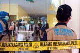 Tim Forensik memeriksa bangunan Instalasi Pusat Pelayanan Sterilisasi atau Central Sterilization Supply Departement (CSSD) RSUD Ngudi Waluyo Wlingi, Blitar, Jawa Timur, Kamis (7/9). Unit Tipikor Polres Blitar bekerjasama dengan Tim Forensik Fakultas Tehnik Sipil Universitas Brawijaya melakukan pemeriksaan lanjutan guna mengetahui jumlah kerugian negara dalam kasus dugaan korupsi pembangunan gedung Instalasi CSSD senilai Rp 5,4 Miliar lebih. Antara Jatim/Irfan Anshori/zk/17