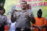 Polisi menunjukkan barang bukti berupa uang tunai dan kartu Anjungan Tunai Mandiri (ATM) berbagai bank yang disita dari tangan tersangka kasus penipuan online di Polresta Malang, Jumat (8/9). Sejauh ini kerugian dari kasus  penipuan investasi online tersebut mencapai Rp 2,5 miliar dan diduga terus bertambah seiring makin banyaknya korban yang melapor ke polisi. Antara Jatim/Ari Bowo Sucipto/zk/17.